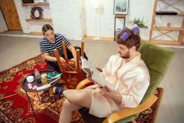 Cinsiyet klişeleri. Eş ve koca, toplumsal anlamda cinsiyetleri için alışılmadık şeyler yapıyorlar.