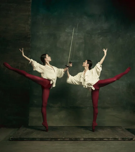 Duas jovens bailarinas gostam de duelistas com espadas. Balé e conceito de coreografia contemporânea. Foto de arte criativa. — Fotografia de Stock