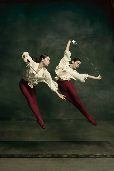 Dos jóvenes bailarinas de ballet como duelistas con espadas. Concepto de ballet y coreografía contemporánea. Arte creativo foto. —  Fotos de Stock