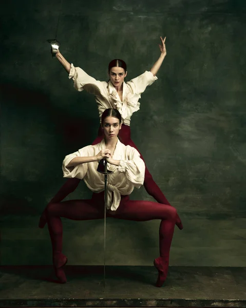 Duas jovens bailarinas gostam de duelistas com espadas. Balé e conceito de coreografia contemporânea. Foto de arte criativa. — Fotografia de Stock