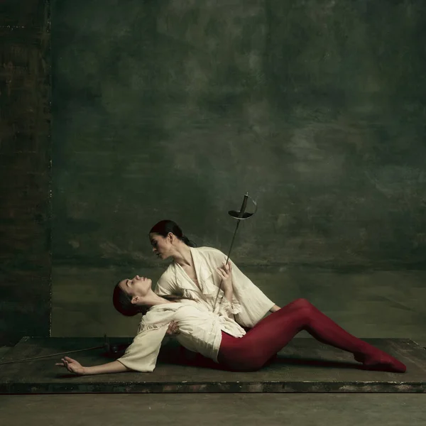 Две молодые танцовщицы балета любят дуэлянтов с мечами. Концепция балета и современной хореографии. Творческое фото. — стоковое фото