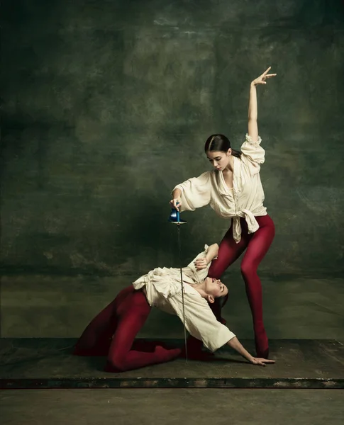Dos jóvenes bailarinas de ballet como duelistas con espadas. Concepto de ballet y coreografía contemporánea. Arte creativo foto. — Foto de Stock