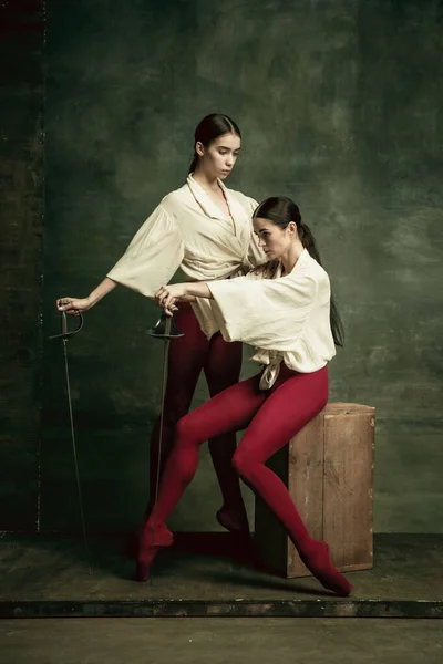 A due giovani ballerine piacciono i duellanti con le spade. Balletto e concetto di coreografia contemporanea. Arte creativa foto. — Foto Stock