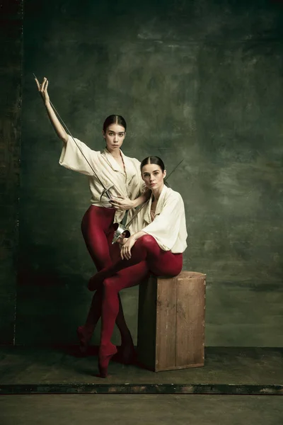 两个年轻的芭蕾舞女舞者就像拿着剑的二重唱家.芭蕾和当代编舞的概念。创意艺术照片. — 图库照片