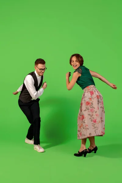 Ouderwetse jonge vrouw dansen geïsoleerd op groene achtergrond — Stockfoto