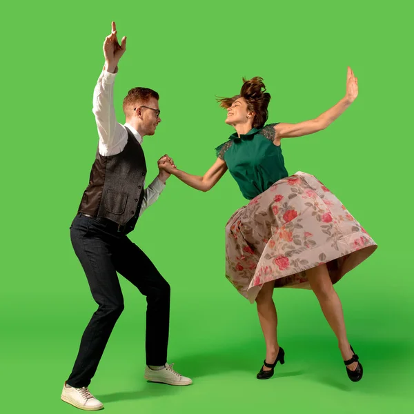 올드 스쿨 출신의 젊은 여성이 녹색 배경에 고립 된 채 춤을 추고 있습니다 — 스톡 사진
