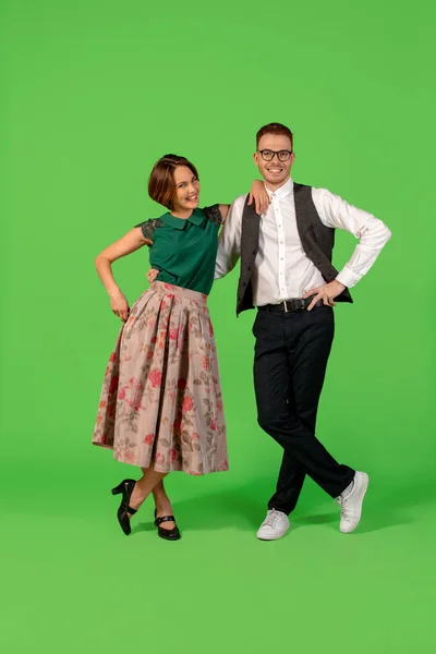 Vieja escuela de moda joven bailando aislado sobre fondo verde —  Fotos de Stock