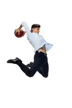 Günlük kıyafetlerle dans eden mutlu genç adam kültür tarihindeki efsanevi ünlü figürlerini tekrar yapıyor.