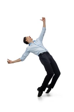 Günlük kıyafetlerle dans eden mutlu genç adam kültür tarihindeki efsanevi ünlü figürlerini tekrar yapıyor.