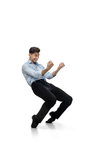 幸せな若い男がカジュアルな服やスーツで踊り、文化史から有名人の伝説的な動きをリメイク — ストック写真