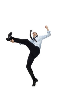 Günlük kıyafetlerle dans eden mutlu genç adam kültür tarihindeki efsanevi ünlü figürlerini tekrar yapıyor.