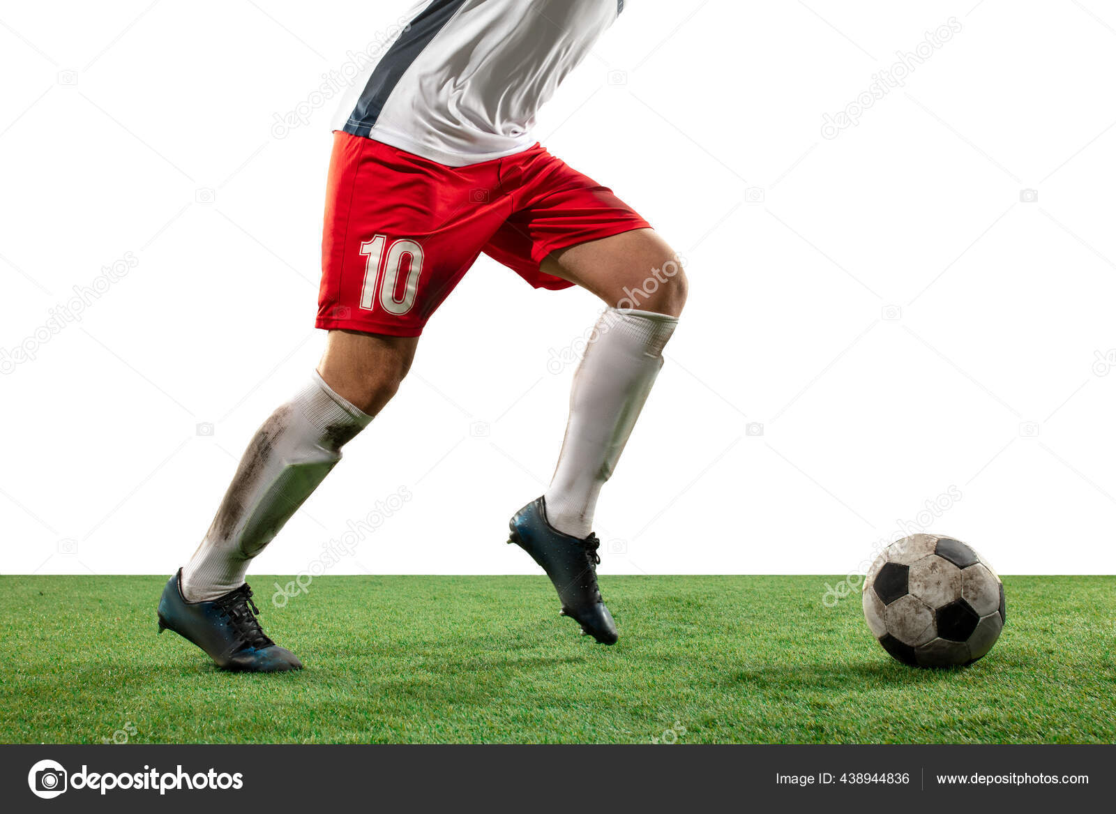 Jogador de futebol ou futebol em fundo branco com grama. jovem