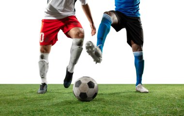 Profesyonel futbolun bacakları kapalı, futbol oyuncuları sahada top için savaşıyor, beyaz arka planda izole edilmiş.