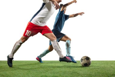 Profesyonel futbolun bacakları kapalı, futbol oyuncuları sahada top için savaşıyor, beyaz arka planda izole edilmiş.