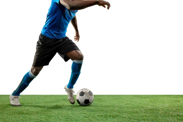 Cerca de las piernas de fútbol profesional, jugador de fútbol que lucha por la pelota en el campo aislado sobre fondo blanco — Foto de Stock