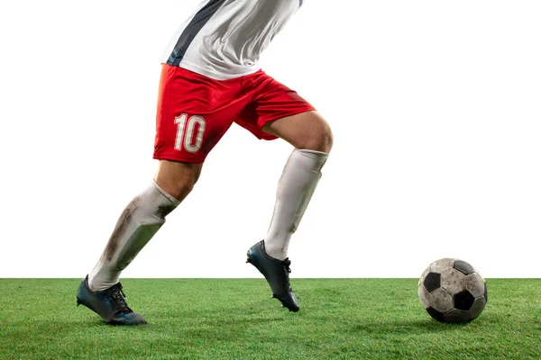 Gambe ravvicinate di calcio professionale, giocatore di calcio che lotta per la palla sul campo isolato su sfondo bianco — Foto Stock