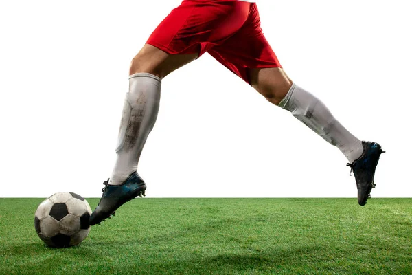 Крупним планом ноги професійного футболіста, футболіста, який бореться за м'яч на полі ізольовано на білому тлі — стокове фото