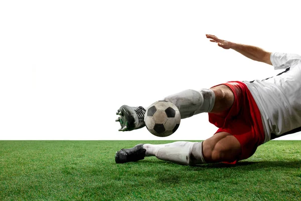 하얀 배경에 고립 된 경기장에서 축구 선수가 공을 잡기 위해 싸우는 모습, 프로 축구의 다리를 접는 모습 — 스톡 사진