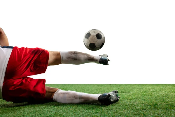 Cerca de las piernas de fútbol profesional, jugador de fútbol que lucha por la pelota en el campo aislado sobre fondo blanco — Foto de Stock