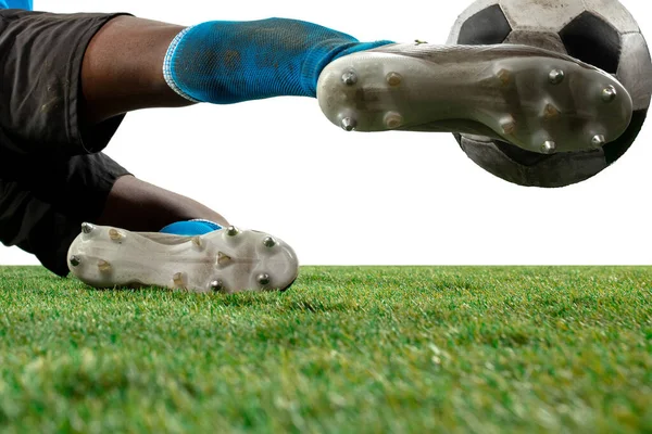 Profesyonel futbolun bacakları kapalı, futbolcu sahada top için savaşıyor, beyaz arka planda izole edilmiş. — Stok fotoğraf