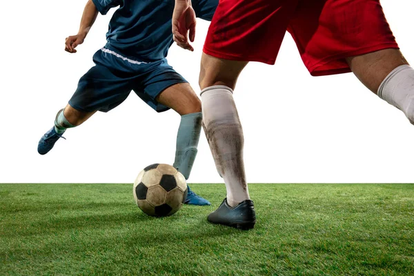 Cerca de las piernas de fútbol profesional, jugadores de fútbol que luchan por la pelota en el campo aislado sobre fondo blanco —  Fotos de Stock