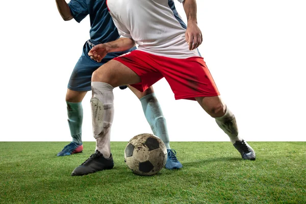 职业足球的近腿，足球运动员在球场上为争夺球而战斗，在白人背景下被隔离 — 图库照片