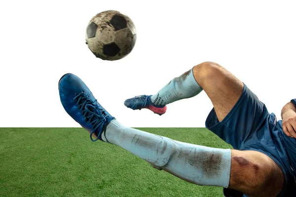 プロサッカーの足を閉じます,白い背景に隔離されたフィールド上のボールのためのサッカー選手の戦い — ストック写真