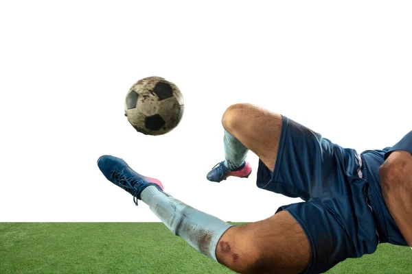 Close-up benen van professionele voetbal, voetbal speler vechten voor bal op het veld geïsoleerd op witte achtergrond — Stockfoto