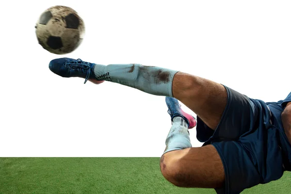 Profesyonel futbolun bacakları kapalı, futbolcu sahada top için savaşıyor, beyaz arka planda izole edilmiş. — Stok fotoğraf