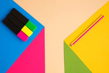 Parlak pop renginde kırtasiye malzemesi, görsel yanılsama efekti, modern sanat