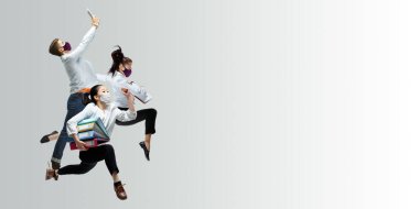 Mutlu ofis çalışanları, stüdyo arka planında izole edilmiş günlük kıyafetlerle ya da takım elbiseyle atlayıp dans ediyorlar. Yaratıcı kolaj.