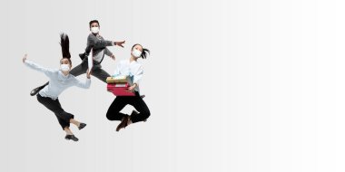 Mutlu ofis çalışanları, stüdyo arka planında izole edilmiş günlük kıyafetlerle ya da takım elbiseyle atlayıp dans ediyorlar. Yaratıcı kolaj.