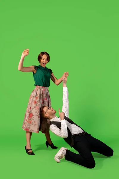 Vieja escuela de moda joven bailando aislado sobre fondo verde —  Fotos de Stock