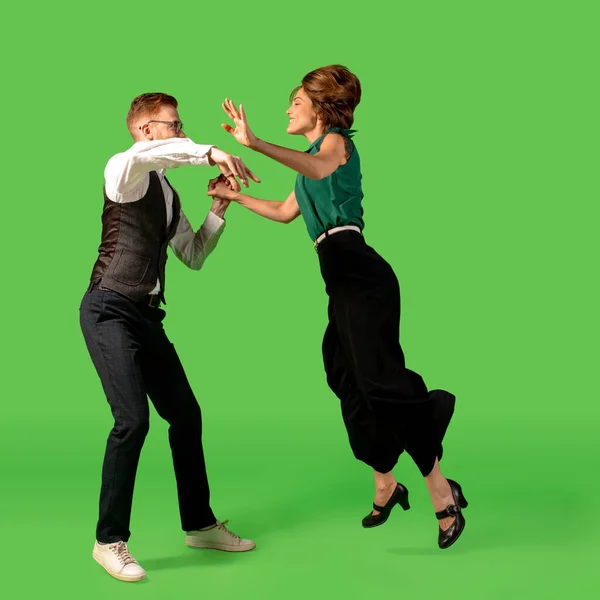 Vieja escuela de moda joven bailando aislado sobre fondo verde — Foto de Stock