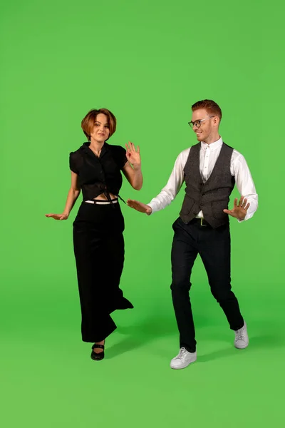 Vieja escuela de moda joven bailando aislado sobre fondo verde — Foto de Stock