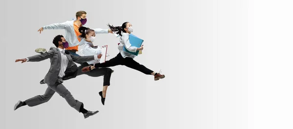 Glückliche Büroangestellte in Gesichtsmasken springen und tanzen in lässiger Kleidung oder Anzug isoliert auf Studiohintergrund. Kreative Collage. — Stockfoto