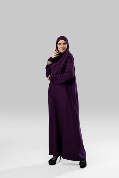 Mooie arabische vrouw poseren in stijlvolle hijab geïsoleerd op studio achtergrond. Modeconcept — Stockfoto