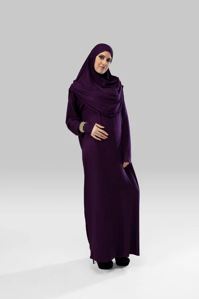 Mooie arabische vrouw poseren in stijlvolle hijab geïsoleerd op studio achtergrond. Modeconcept — Stockfoto