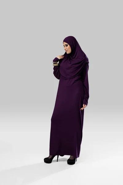 Belle femme arabe posant dans hijab élégant isolé sur fond de studio. Concept de mode — Photo