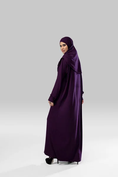 Mooie arabische vrouw poseren in stijlvolle hijab geïsoleerd op studio achtergrond. Modeconcept — Stockfoto