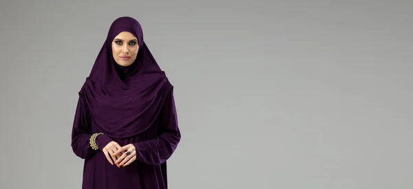 Belle femme arabe posant dans hijab élégant isolé sur fond de studio. Concept de mode — Photo