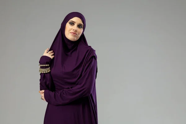Gyönyörű arab nő pózol elegáns hidzsáb elszigetelt stúdió háttérben. Divatkoncepció — Stock Fotó