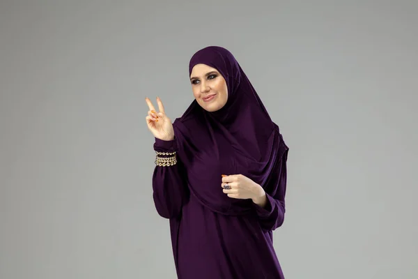 Krásná arabská žena pózující ve stylovém hidžábu izolované na pozadí studia. Módní koncept — Stock fotografie