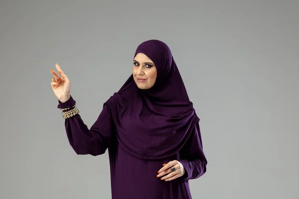 Gyönyörű arab nő pózol elegáns hidzsáb elszigetelt stúdió háttérben. Divatkoncepció — Stock Fotó