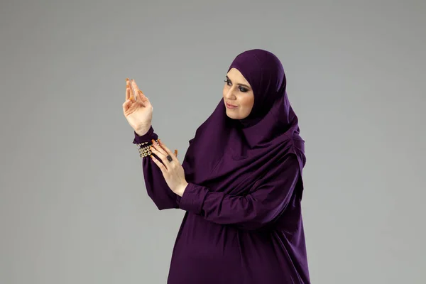 Mooie arabische vrouw poseren in stijlvolle hijab geïsoleerd op studio achtergrond. Modeconcept — Stockfoto