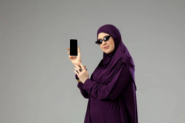 Mulher árabe bonita posando em hijab elegante isolado no fundo do estúdio. Conceito de moda — Fotografia de Stock