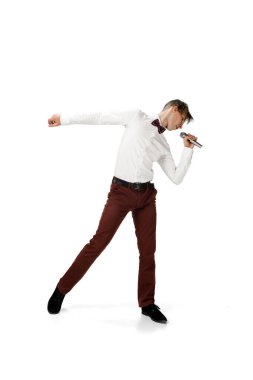 Günlük kıyafetlerle dans eden mutlu genç adam kültür tarihindeki efsanevi ünlü figürlerini tekrar yapıyor.