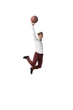 Günlük kıyafetlerle dans eden mutlu genç adam kültür tarihindeki efsanevi ünlü figürlerini tekrar yapıyor.