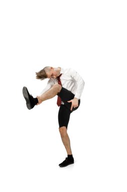 Günlük kıyafetlerle dans eden mutlu genç adam kültür tarihindeki efsanevi ünlü figürlerini tekrar yapıyor.