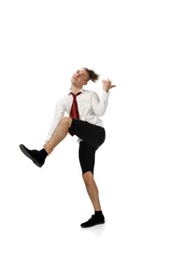 Günlük kıyafetlerle dans eden mutlu genç adam kültür tarihindeki efsanevi ünlü figürlerini tekrar yapıyor.